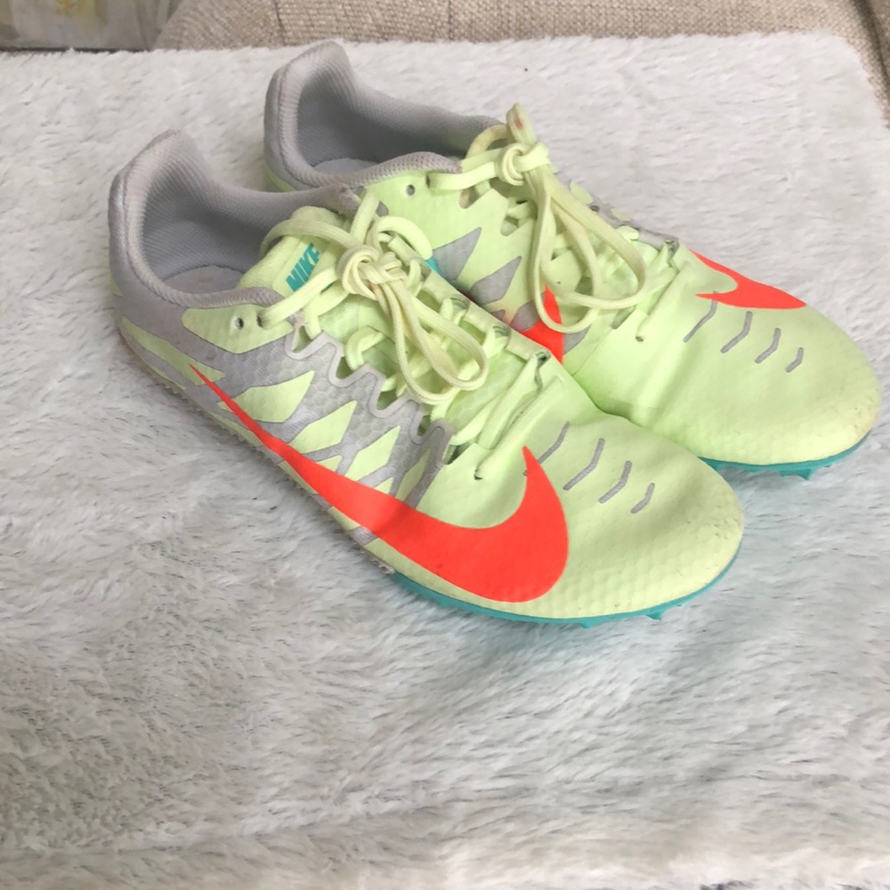 Nike track and field women’s size 7. Great condition!